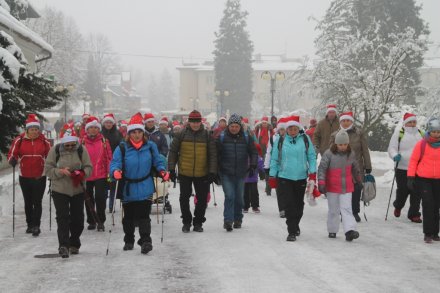 Uczestnicy Mikołajkowego Marszu Nordic Walking